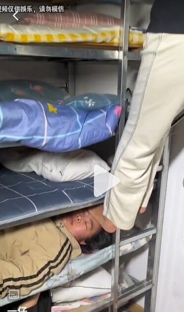중국에 실존한다는 9층 침대.jpg