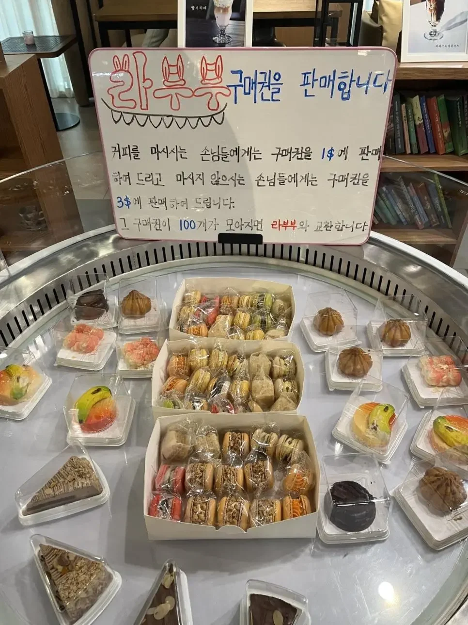 북한 평양의 카페와 쇼핑몰 근황