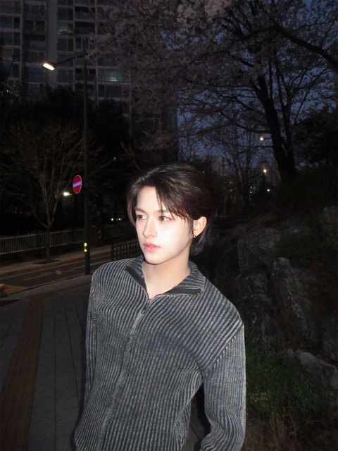 안유진 닮은 꼴로 알티탔던 신인 남자 아이돌 .jpg