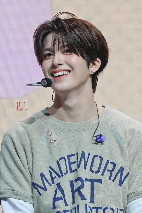 안유진 닮은 꼴로 알티탔던 신인 남자 아이돌 .jpg